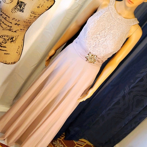 Beautiful mother of the bride - Picture 1 of 12